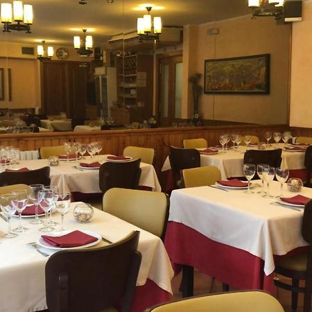 Hostal Montana Alins Eksteriør billede