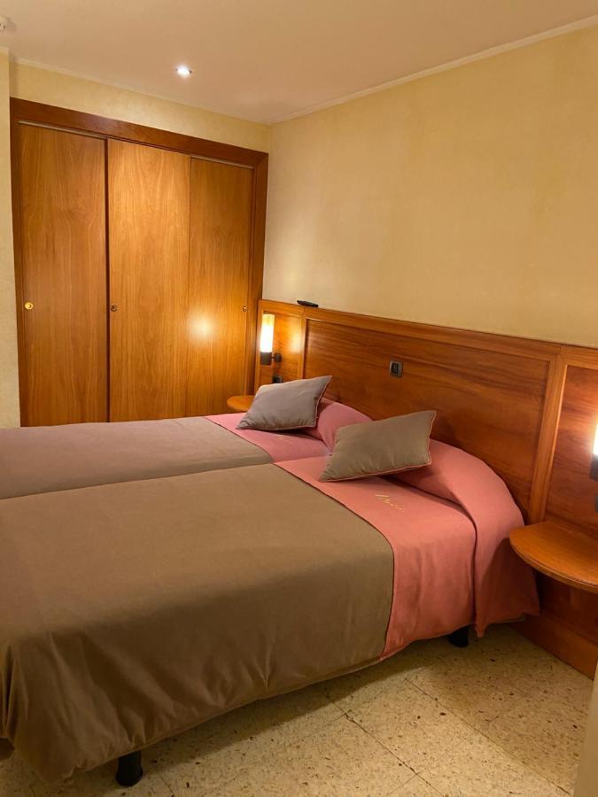 Hostal Montana Alins Eksteriør billede