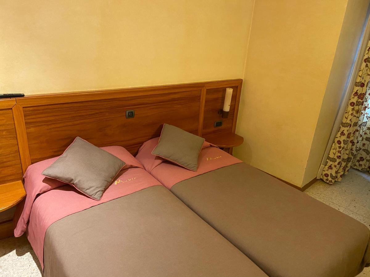 Hostal Montana Alins Eksteriør billede