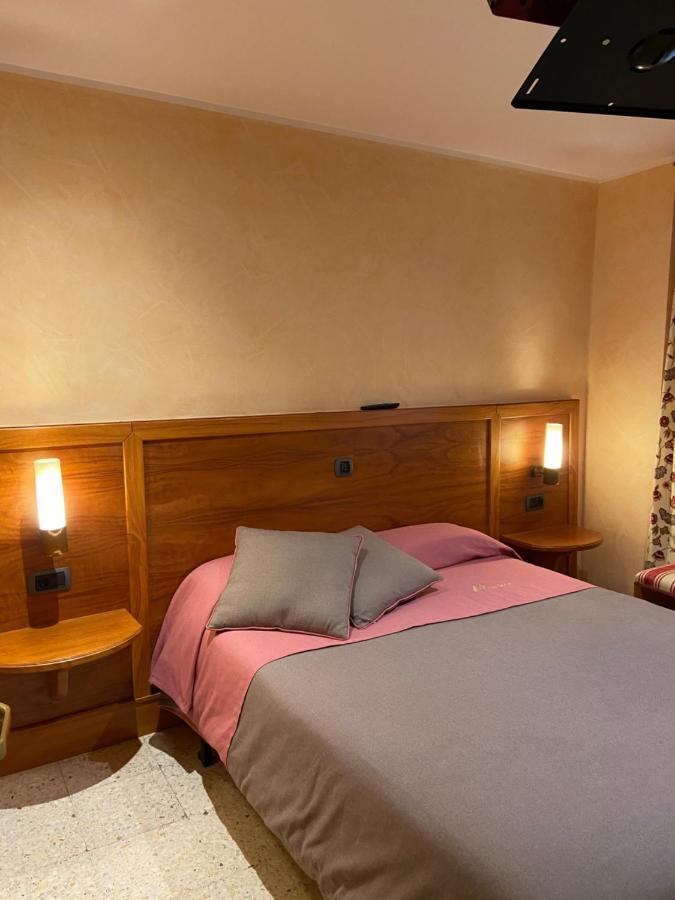 Hostal Montana Alins Eksteriør billede