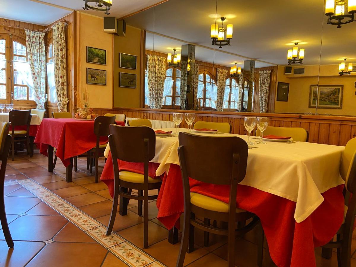 Hostal Montana Alins Eksteriør billede