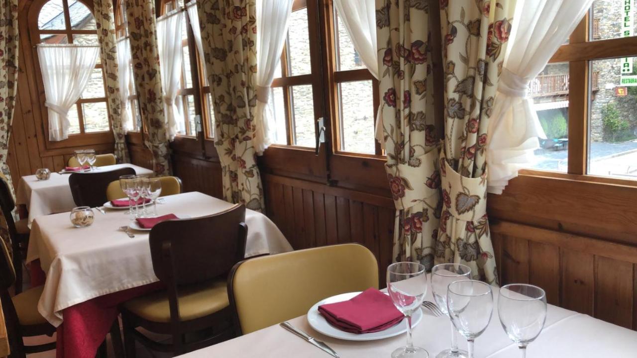 Hostal Montana Alins Eksteriør billede