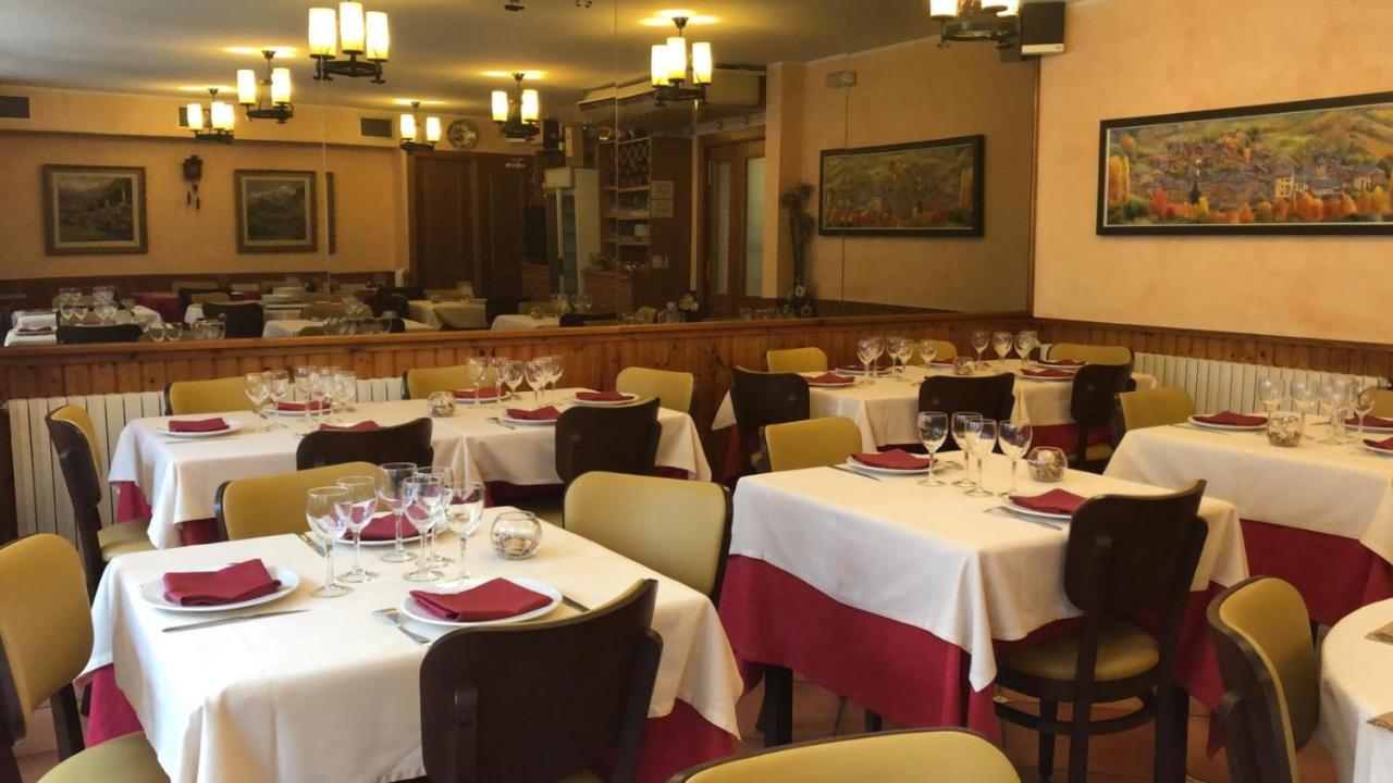 Hostal Montana Alins Eksteriør billede